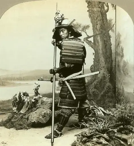 Two alternating frames of an image simulating depth. The photo is historical and shows a samurai posing with a long pole weapon.
